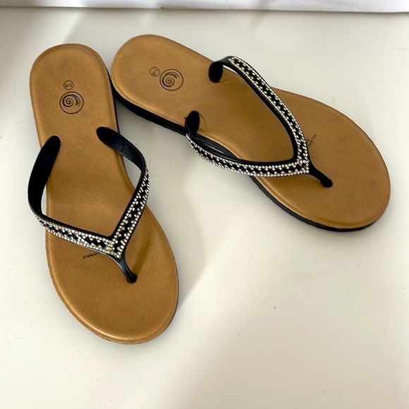 Women’s Black Flip Flops Rhinestone Toe Thong
Size 7-8 Medium - Picture 3 of 7